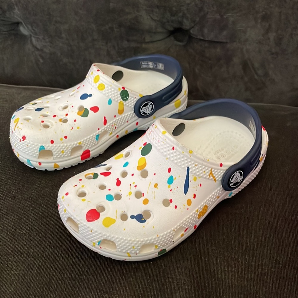 Kids classic crocs “splatter” size 9c